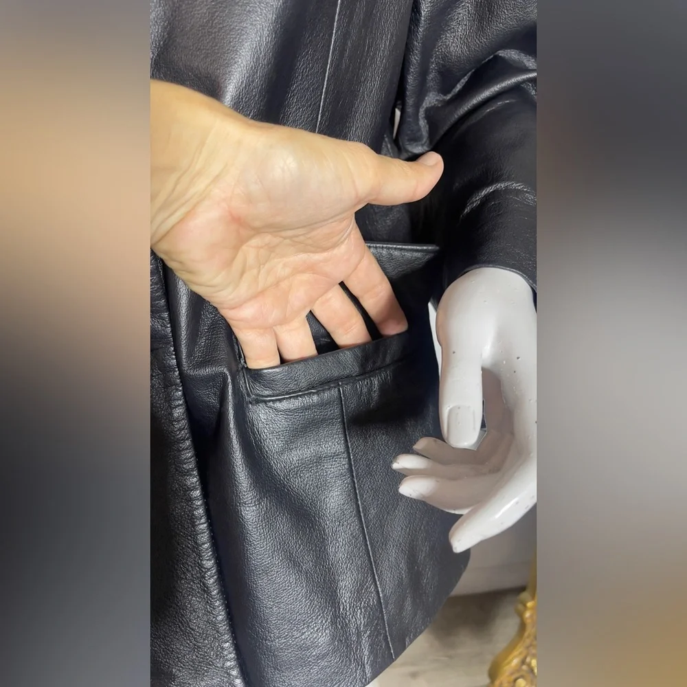 Vintage Elegant Black 💯 Leather Blazer for Women - Picture 2 of 11